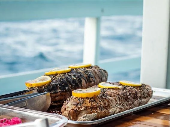 Peixes assados com rodelas de limão no buffet de Noronha
