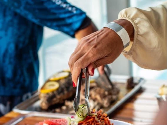 Atendimento durante o serviço do buffet em Noronha
