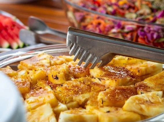 Acompanhamentos servidos no buffet em Noronha