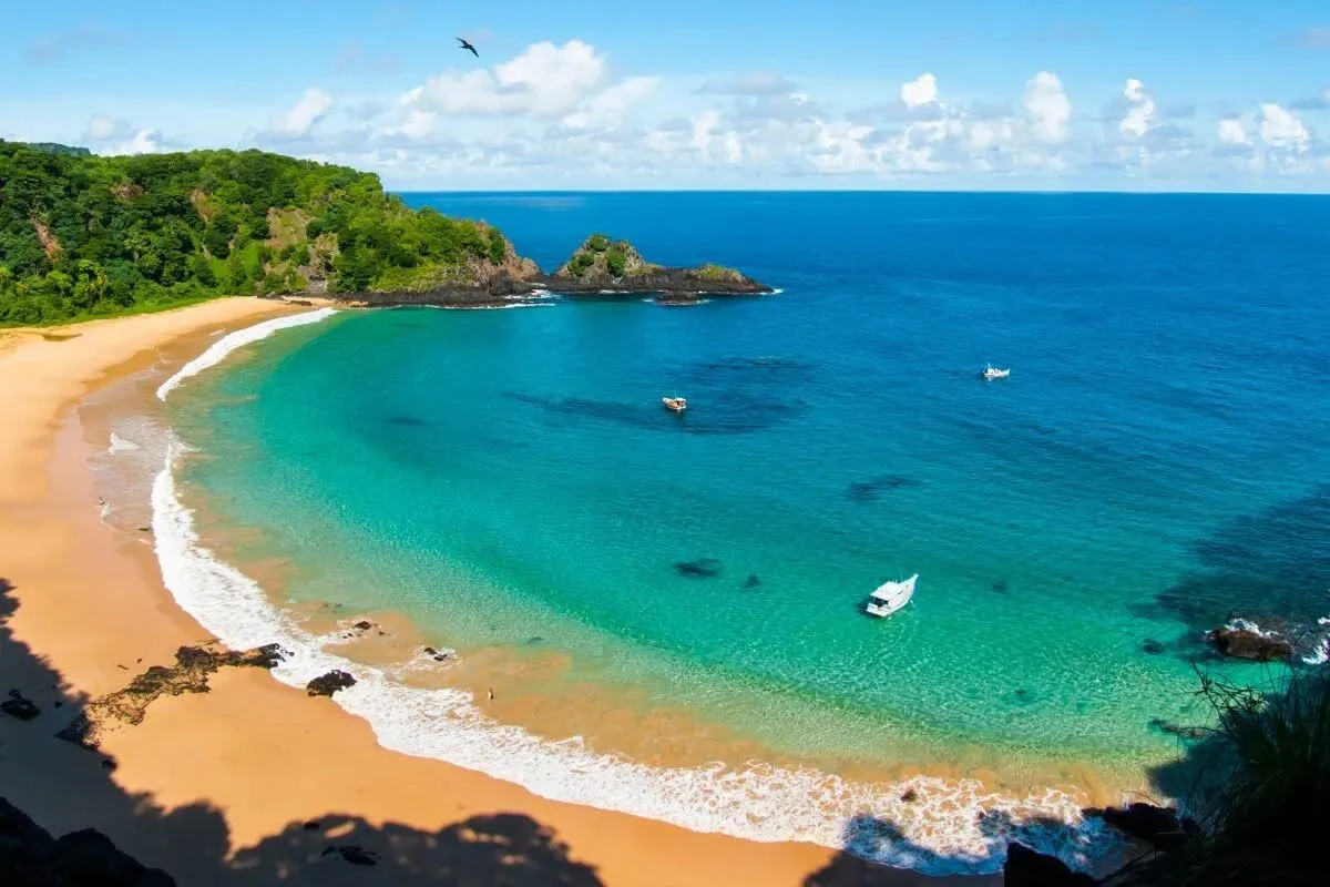 Vista da costa e de uma enseada de Fernando de Noronha