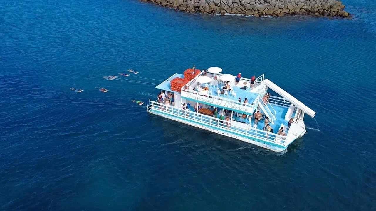 Barco Esmeralda do Atlântico no mar de Fernando de Noronha