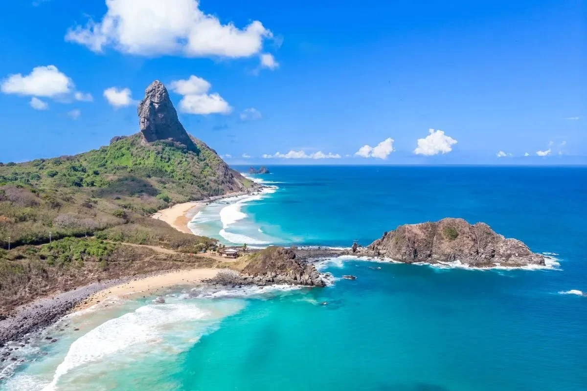 Costa de Fernando de Noronha com o Morro do Pico ao fundo