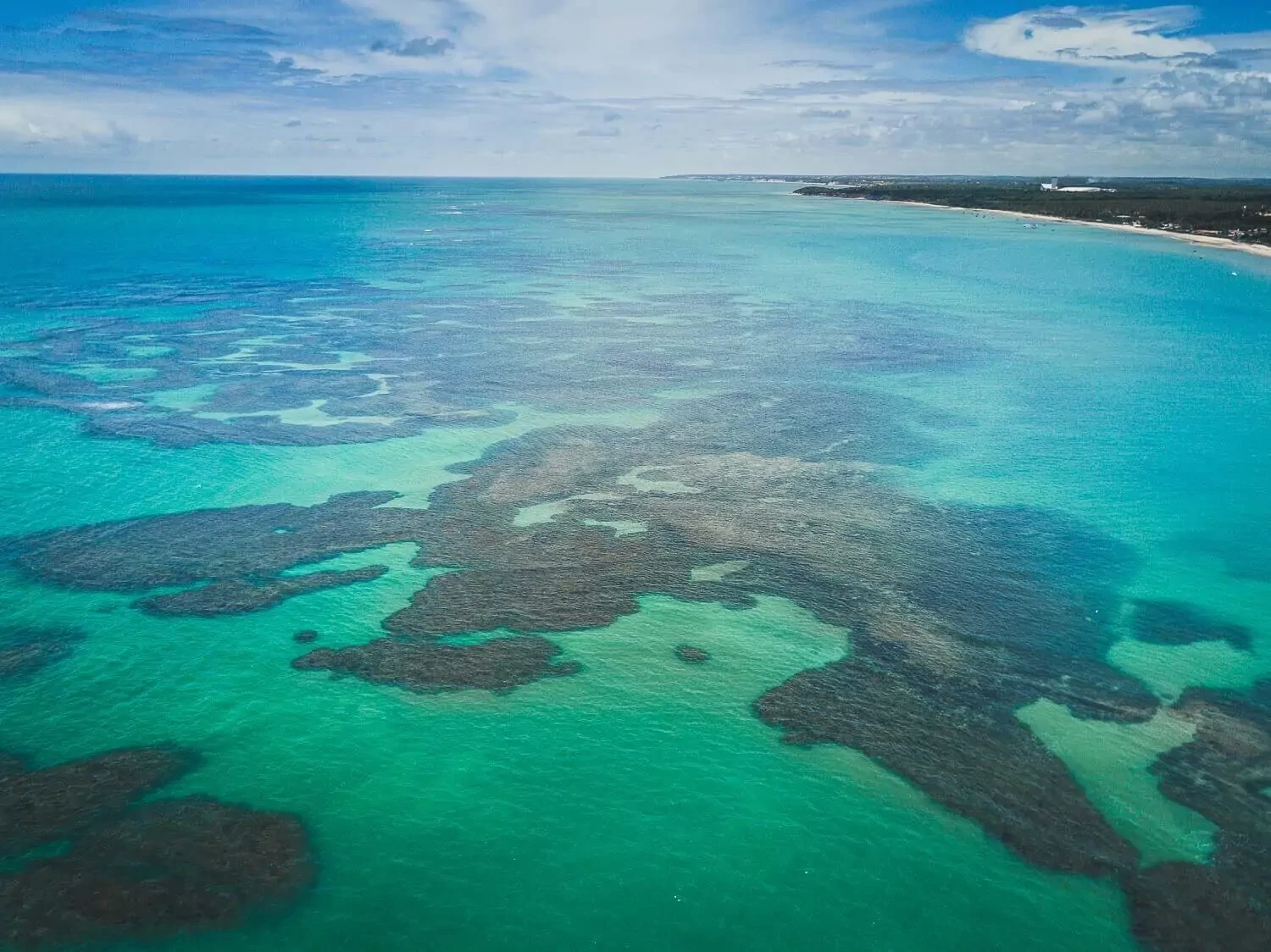 Mar turquesa e recifes nas Piscinas Naturais do Seixas em João Pessoa